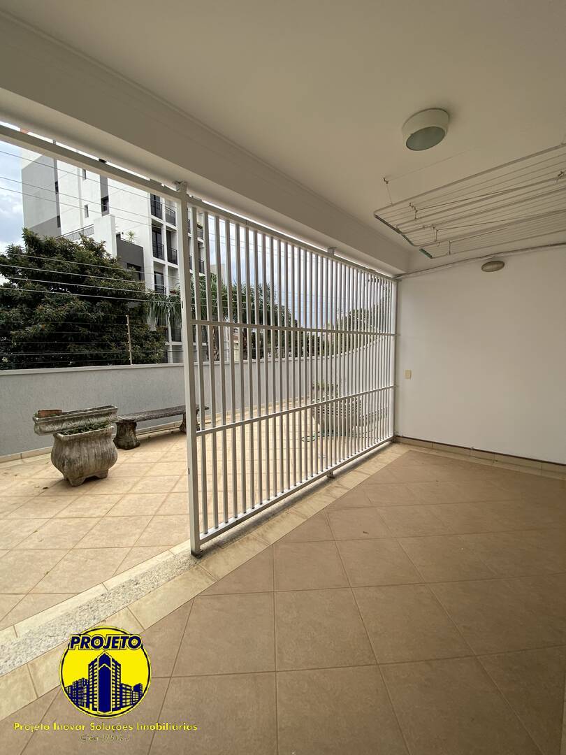 Casa para alugar com 4 quartos, 300m² - Foto 3